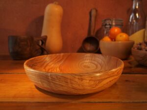 Assiette creuse en frêne olivier 890
