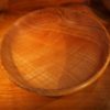 Assiette creuse en frêne olivier ondé