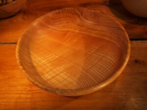 Assiette creuse en frêne olivier ondé 882
