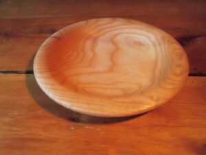 Assiette mi-creuse en frêne ondé – 21,5cm