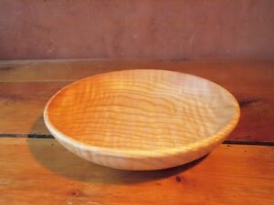 Assiette creuse en frêne ondé – 21cm
