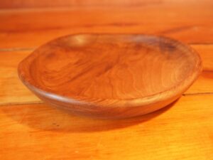Assiette mi-creuse en noyer – 20,5cm