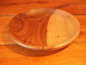 Assiette mi-creuse en noyer – 22cm