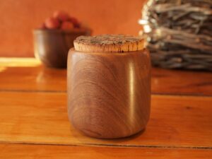 Pot à épices en noyer