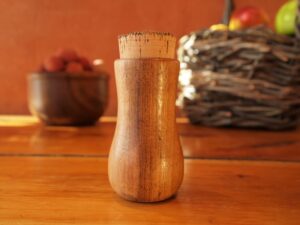 Pot à épices en noyer
