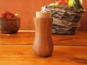 Pot à épices en noyer