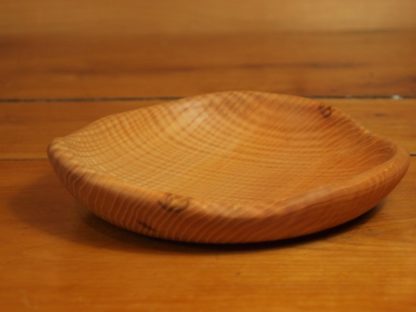 Assiette creuse en frêne ondé