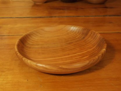 Assiette mi-creuse en frêne-olivier