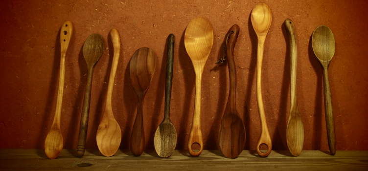 Les cuillères en bois, un ustensile de cuisine super polyvalent: les cuillères en bois ne sont jamais brûlantes, n'interragissent pas chimiquement avec les aliments, ne rayent pas. Idéales quel que soit le plat à mélanger et ce dans n'importe quel récipient, la cuillère en bois est indémodable et essentielle!