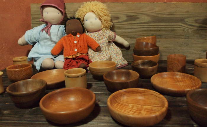 La vaisselle en bois est idéale pour les bébés. Les assiettes en bois pour bébé sont solides, résistent aux chutes, ne sont pas bruyantes