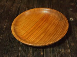 Assiette mi-creuse en merisier
