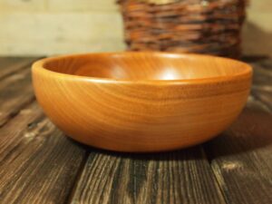 Assiette creuse en merisier