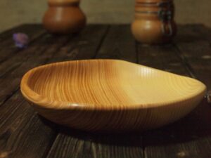Assiette mi-creuse en frêne-olivier – Bords irréguliers 859
