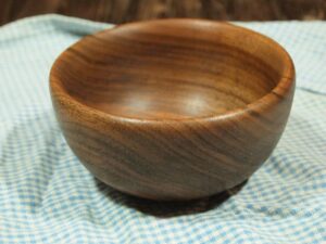 Bol en bois de noyer – Taille bébé