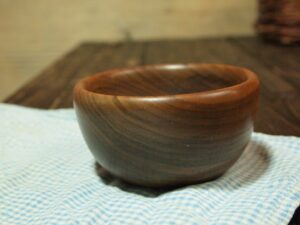 Bol en bois de noyer – Taille bébé