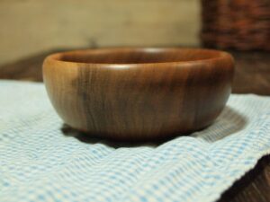 Bol en bois de noyer – Taille bébé