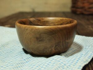 Bol en bois de noyer – Taille bébé