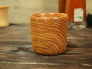 Verre en bois de frêne olivier ondé – Taille bébé