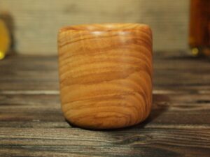 Verre en bois de frêne olivier ondé – Taille bébé