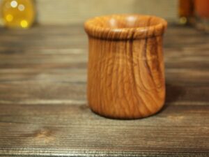 Verre en bois de frêne olivier ondé – Taille bébé