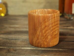 Verre en bois de frêne olivier ondé – Taille bébé