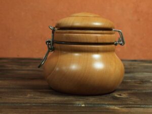 Pot "presque-parfait" en poirier
