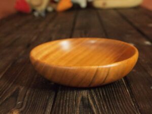 Assiette mi-creuse en merisier - Taille bébé