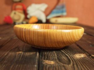 Assiette mi-creuse en frêne-olivier - Taille bébé 829