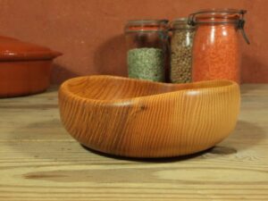Assiette creuse en frêne-olivier - Bords irréguliers 818