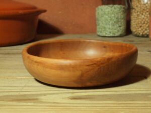 Assiette creuse en pommier - Bords irréguliers 826