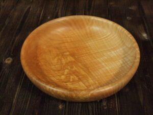 Assiette creuse en frêne olivier ondé 789