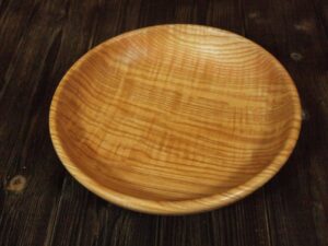 Assiette creuse en frêne olivier ondé 788