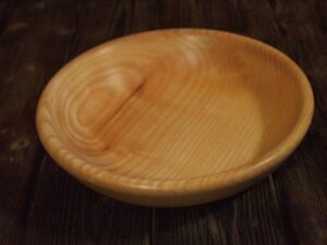 Assiette mi-creuse en frêne ondé 778
