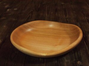 Assiette mi-creuse en frêne-olivier 777
