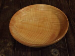 Assiette mi-creuse en frêne ondé 775