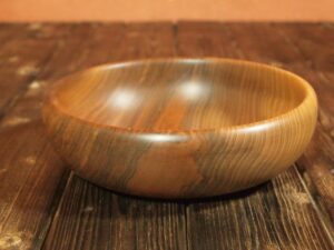 Assiette creuse en noyer 774
