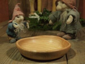 Assiette creuse en frêne ondé 767