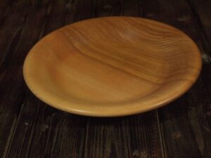 Assiette mi-creuse en frêne olivier 758