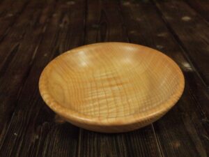 Assiette mi-creuse en frêne ondé - Taille bébé 753