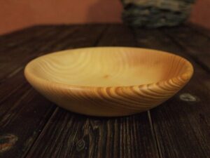Assiette mi-creuse en frêne olivier 752