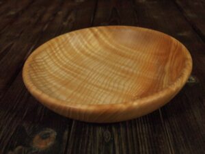 Assiette mi-creuse en frêne olivier ondé - Taille bébé 751