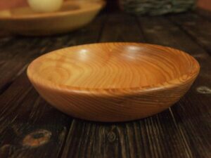 Assiette mi-creuse en frêne olivier 750