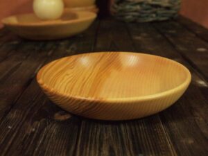 Assiette mi-creuse en frêne olivier 748