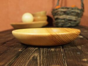 Assiette mi-creuse en frêne olivier 746