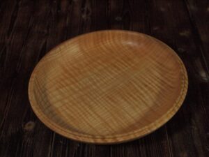 Plat en frêne ondé