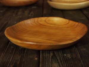 Assiette mi-creuse en merisier 729