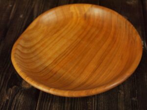 Assiette mi-creuse en merisier 728