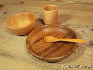 Petite cuillère en bois pour bébé en merisier