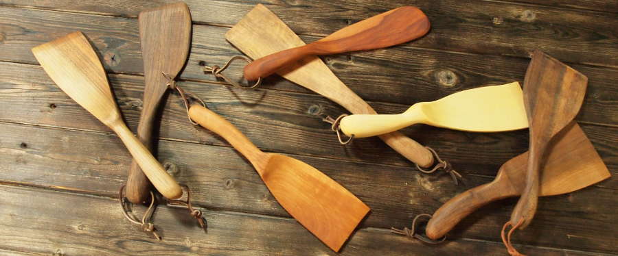 Cette spatule en bois sera parfaite pour la cuisine et le service. Une spatule en bois, ça ne fond pas, c'est hygiénique, et et plus mes spatules en bois ne sont pas les plus vilaines!