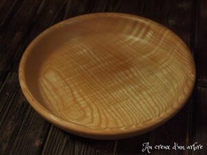 Assiette creuse en frêne ondé 712